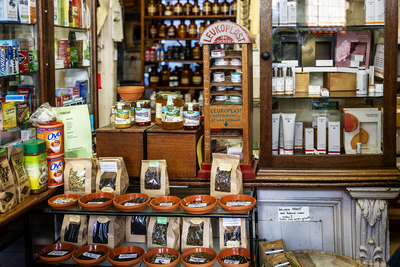 913406 Interieur van Drogisterij Woortman (Neude 3) te Utrecht.